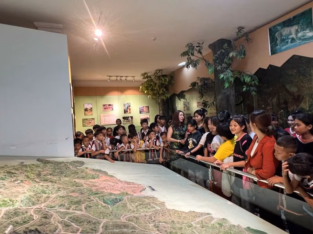 Thanh thiếu nhi tham quan Bảo tàng Kon Tum