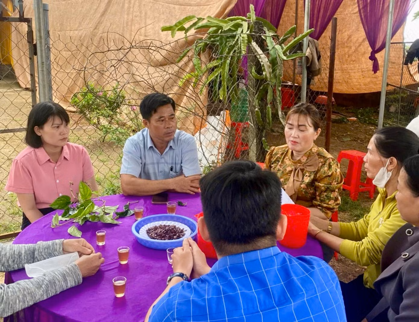 Lãnh đạo UBND thị trấn Lộc Thắng đến động viên, tổ chức đám tang cho chị H