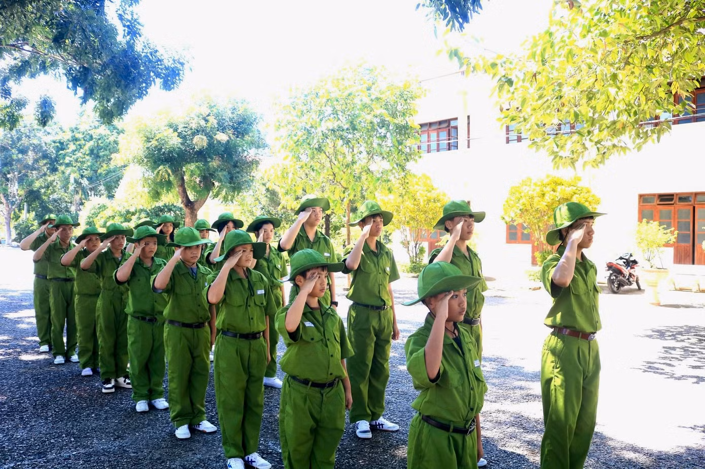 Chào điều lệnh chính xác như chiến sĩ công an thực thụ