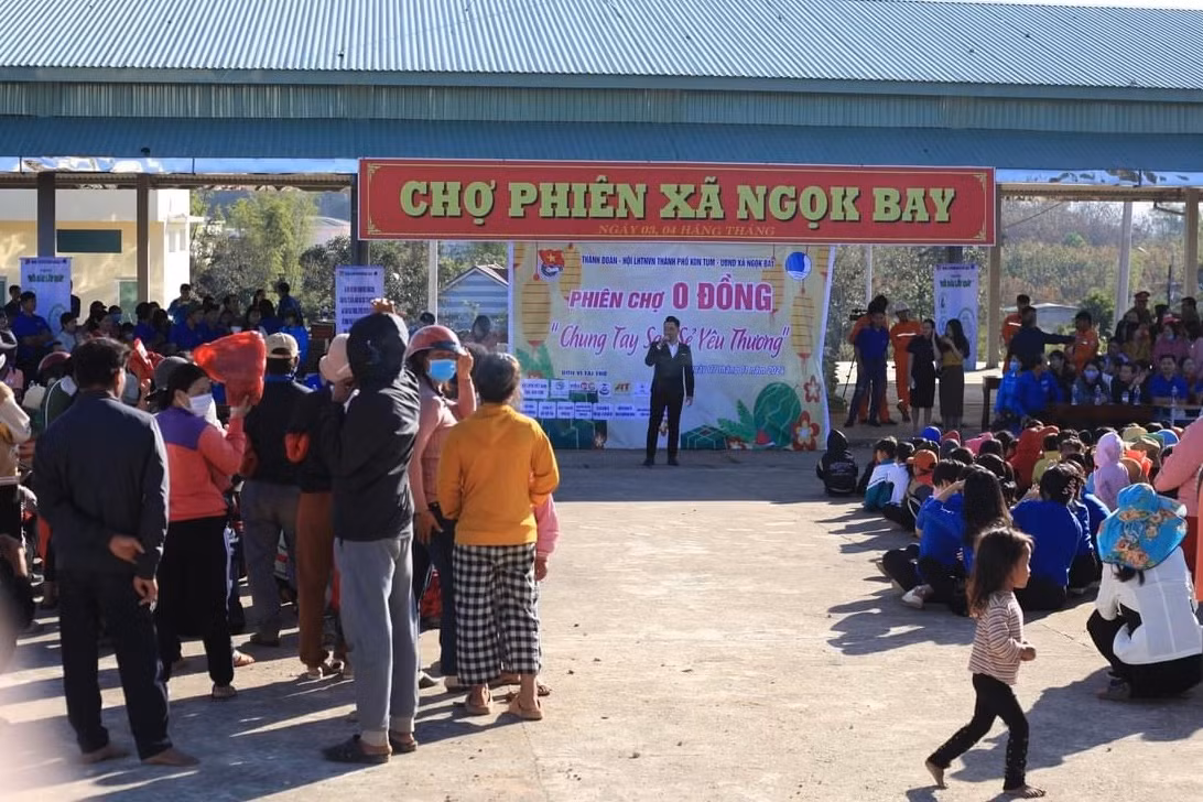 Ngày 7/1, Thành Đoàn TP.Kon (Kon Tum) phối hợp Ủy ban Hội LHTN Việt Nam thành phố tổ chức Phiên chợ 0 đồng - Chung tay san sẻ yêu thương tại xã Ngok Bay (TP.Kon Tum).