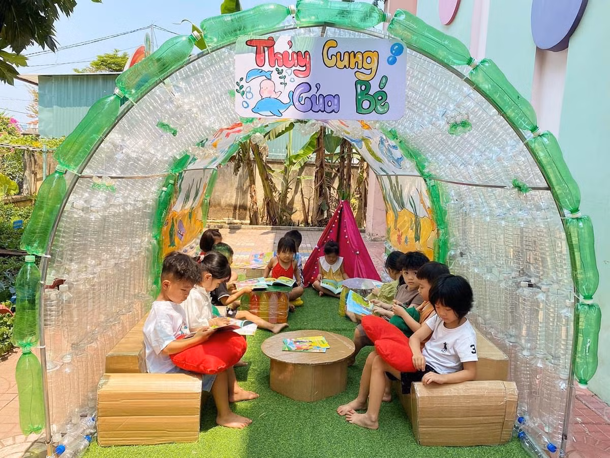 Trẻ phấn khởi dưới thủy cung từ rác thải nhựa