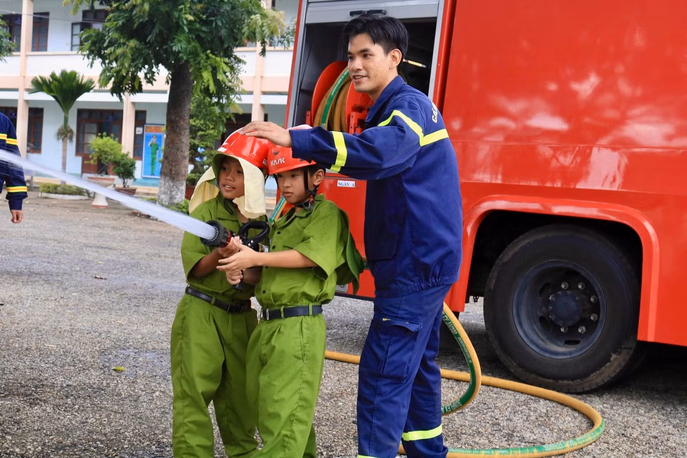 Các em được tập huấn kỹ năng phòng chống cháy nổ và thoát hiểm