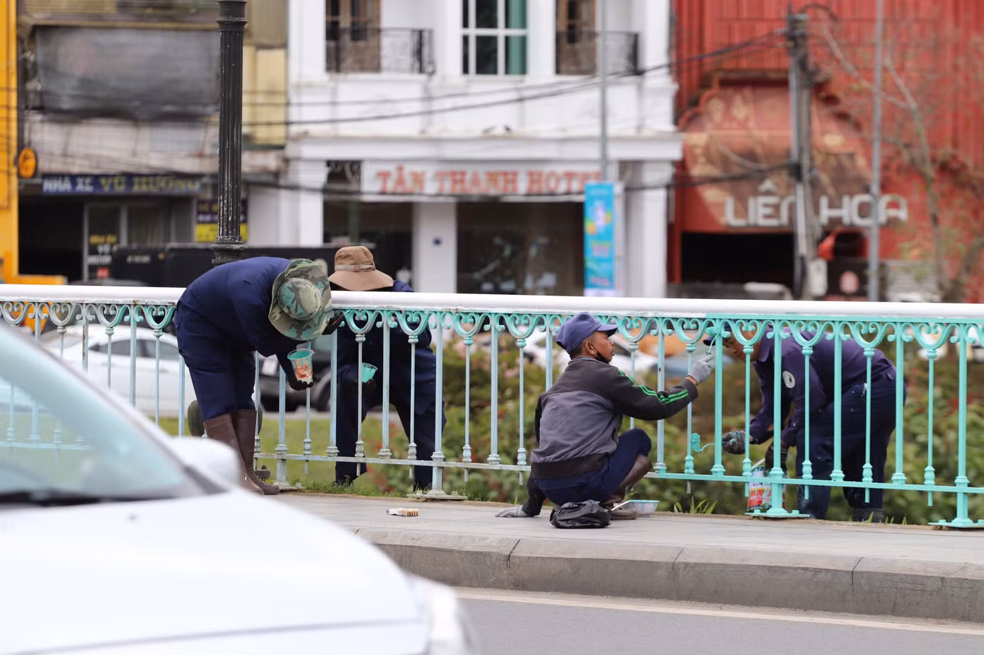 Tại các tuyến đường, công viên khu vực trung tâm thành phố đang được các nhân viên Công ty CP dịch vụ Đô thị Đà Lạt khẩn trương chỉnh trang, trồng mới các loài hoa.