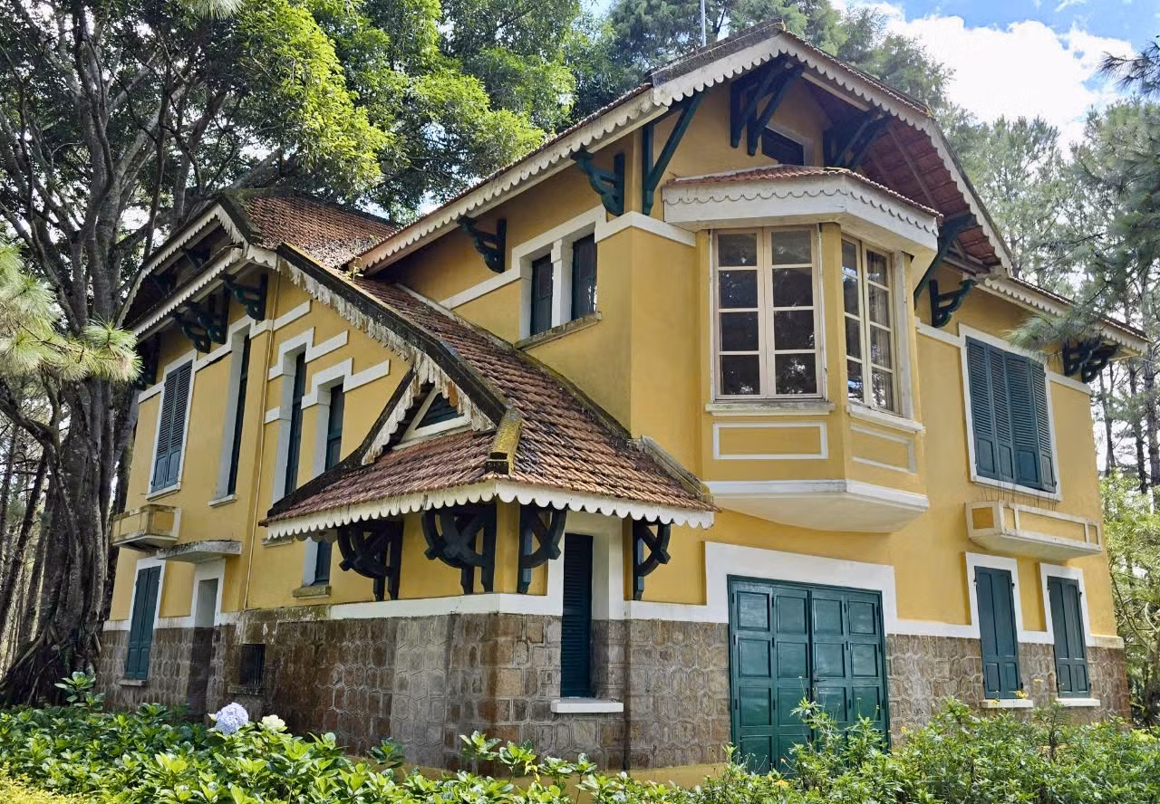 Dinh 1 tọa lạc trên đường Trần Quang Diệu (phường 10), cách trung tâm TP Đà Lạt khoảng 4 km, nằm trên ngọn đồi cao hơn 1.500 m với khung cảnh rừng thông bao quanh trên diện tích khoảng 60 héc-ta.