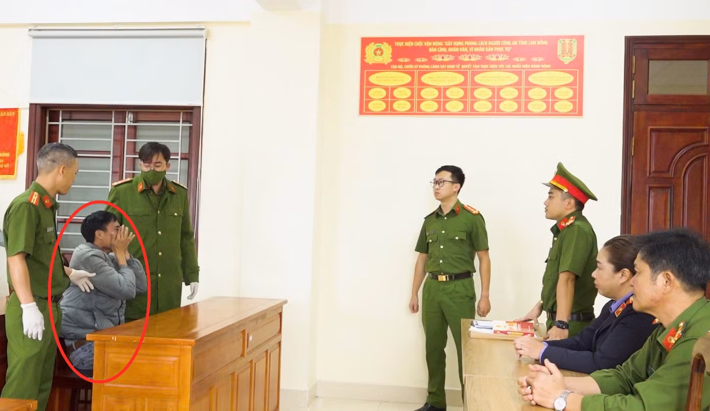 Lực lượng chức năng đọc lệnh thi hành án đối với bị can Lê Việt Nam
