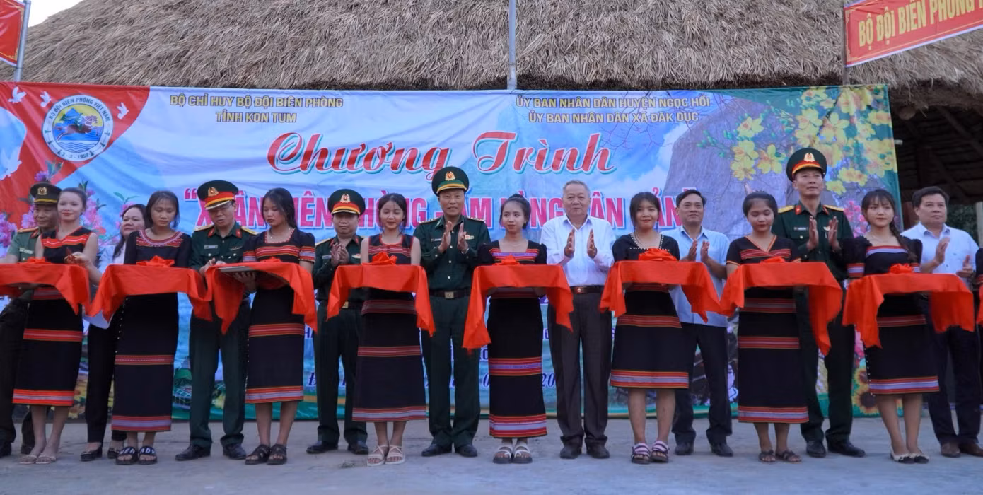 Các đại biểu đã cắt băng khánh thành, bàn giao công trình nhà rông văn hóa thôn Nông Kon.