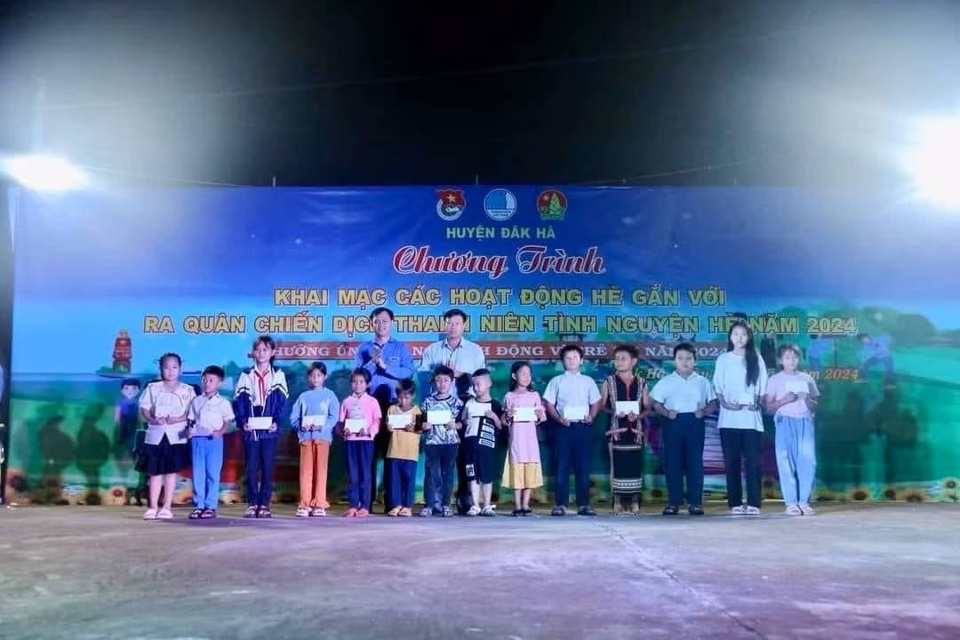 Huyện Đoàn Đăk Hà trao tặng 15 suất quà, 5 góc học tập cho các em học sinh khó khăn