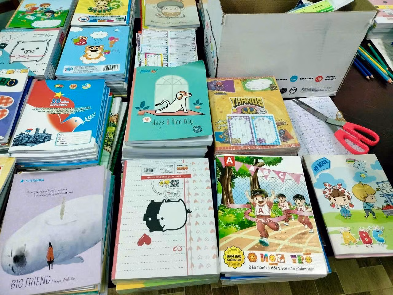 Sau hơn 10 ngày phát động, Tỉnh Đoàn - Hội đồng Đội tỉnh Lâm Đồng đã tiếp nhận gần 41.000 quyển vở, hơn 10.000 dụng cụ học tập, 1.252 cặp, ba lô cùng hơn 9.000 cây viết.