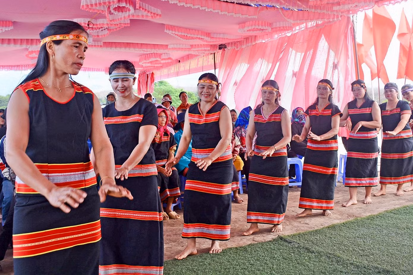 Bà con dân tộc Giẻ - Triêng giao lưu văn nghệ.