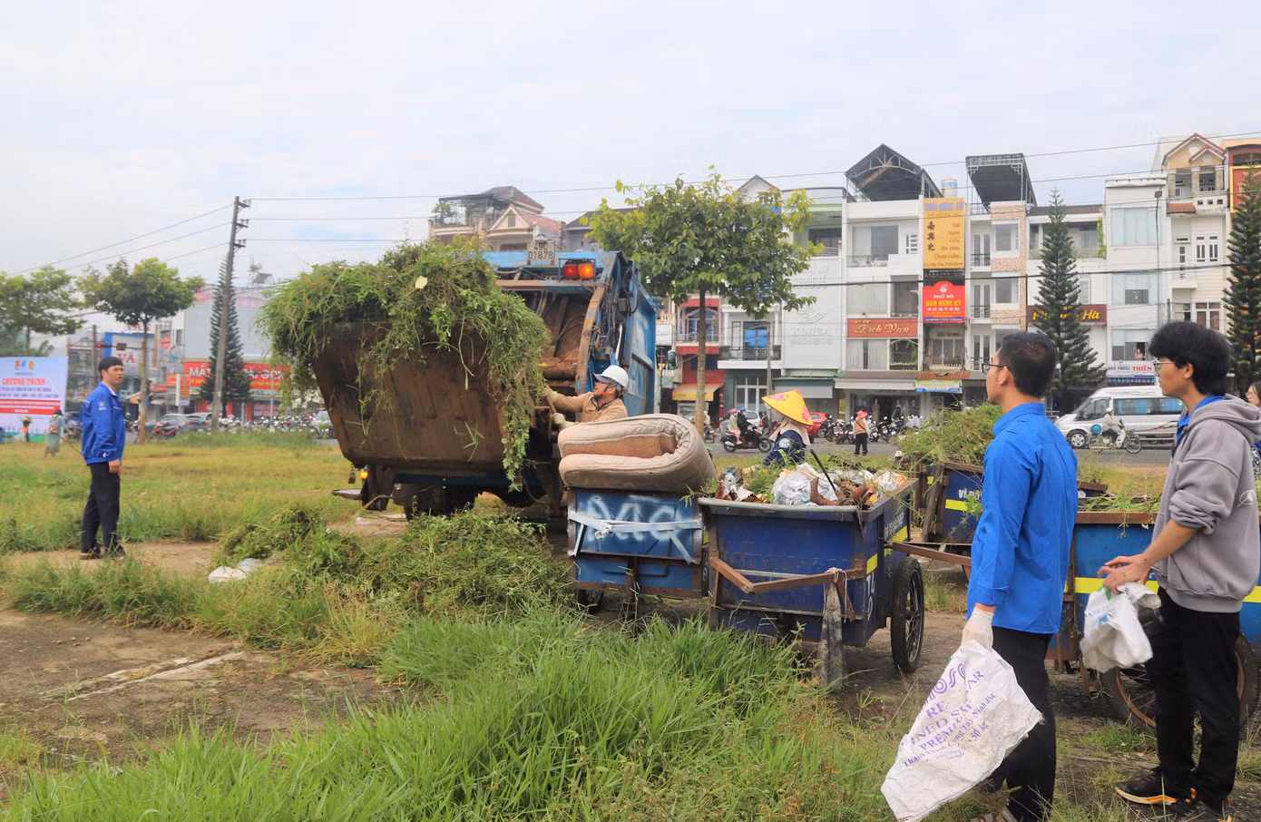 Đồng thời, các cấp bộ Đoàn TP Bảo Lộc đã thực hiện các phần việc ý nghĩa khác như thu gom rác thải sinh hoạt; chỉnh trang đô thị, cạo xóa biển quảng cáo sai quy định; tổ chức trồng mới và chăm sóc cây xanh tạo cảnh quan khu vực đô thị, nông thôn,…