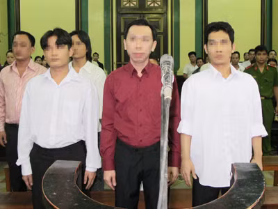 Bị cáo Phan Cao Trí (áo sẫm màu) cùng đồng phạm trước vành móng ngựa 