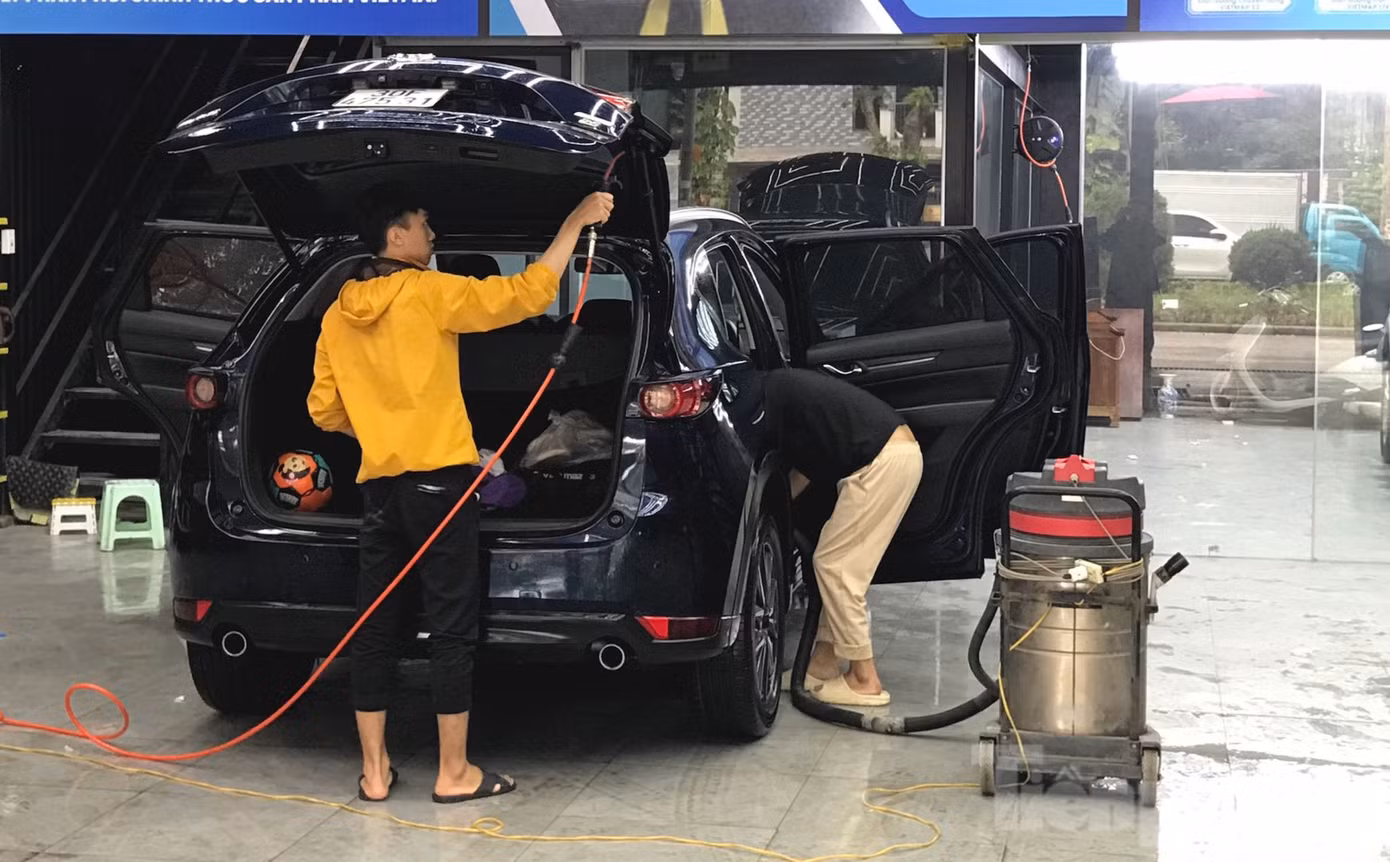 Các kẽ nhỏ trên xe sẽ được làm sạch sau khi khách hàng sử dụng dịch vụ gói nội thất với giá khoảng 1,8 triệu đồng.