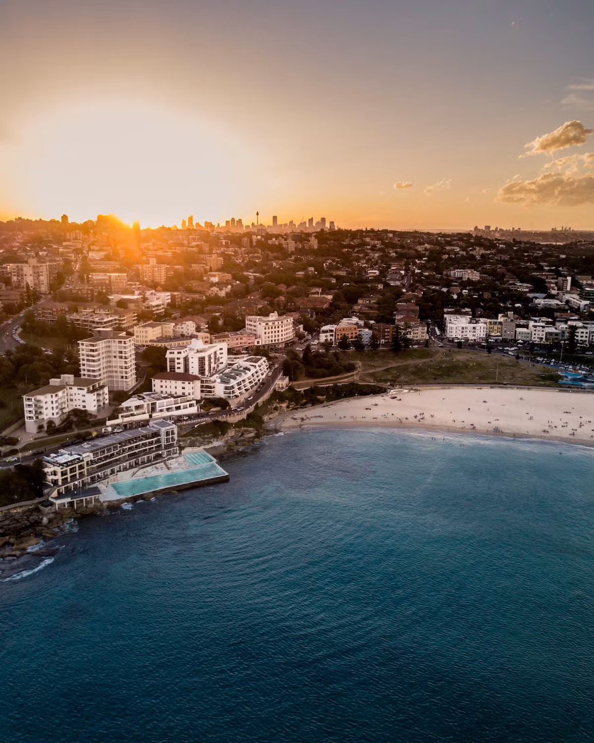 Bãi biển Bondi đứng thứ nhất danh sách nổi tiếng bởi nhiều hoạt động giải trí.