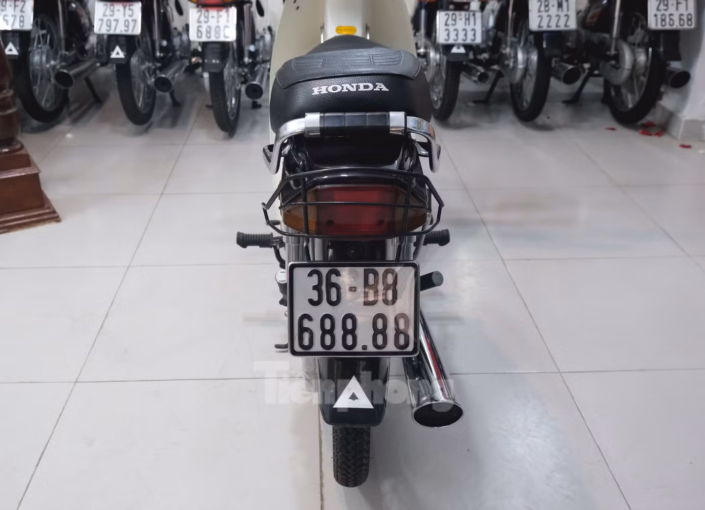 Nổi bật trong bộ sưu tập mới là chiếc Dream mang biểm kiểm soát "36-B8 68888". Chiếc xe sản xuất năm 1997 này được anh mua lại với giá 300 triệu đồng từ một người chủ tại tỉnh Thanh Hóa.
