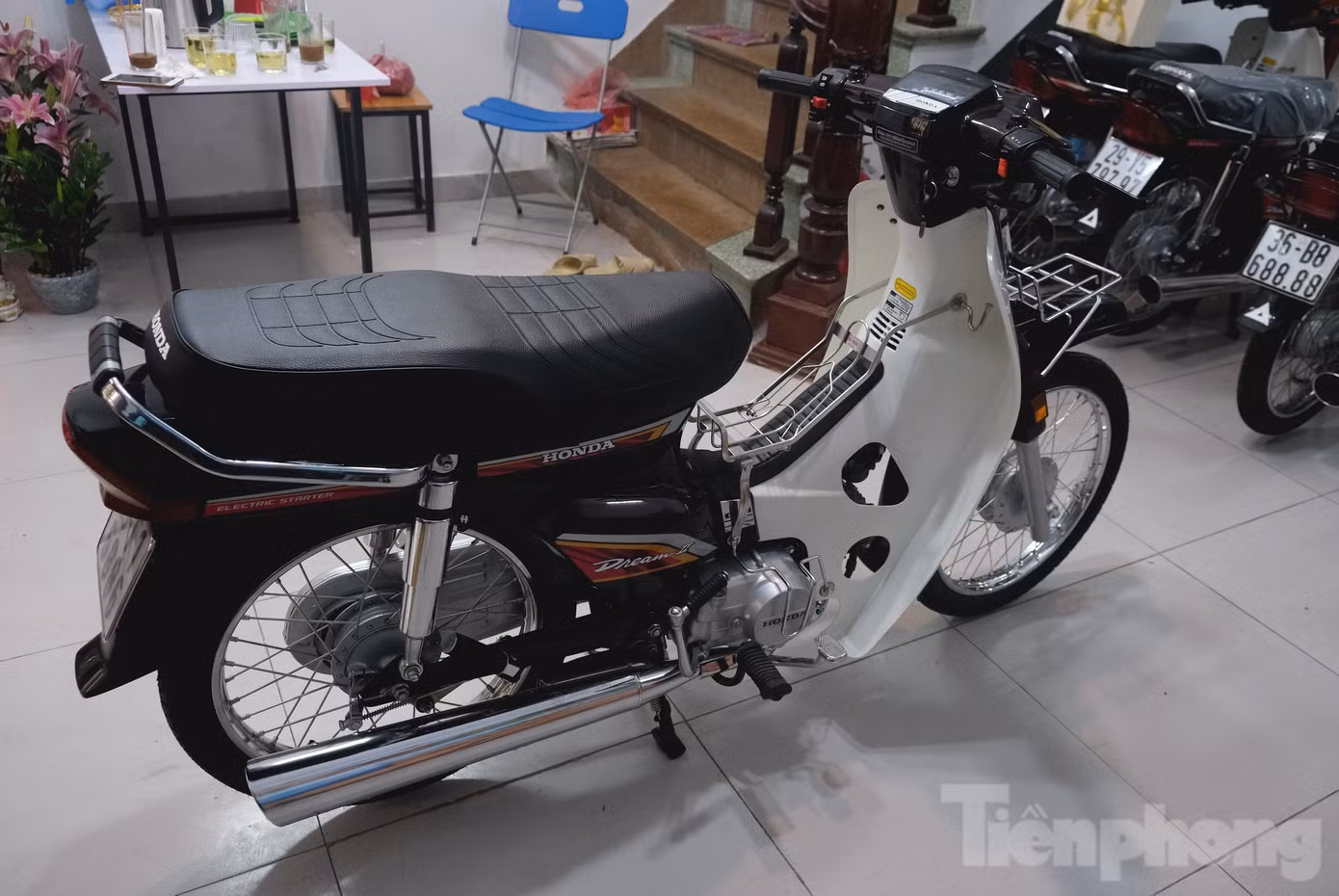 Mẫu Honda Dream II, đăng ký mua vào năm 1996 mang biển số "6886" cũng được nhiều dân chơi chú ý. Sau khi mua xe về, chủ sở hữu đã mất rất nhiều công sức để tân trang lại xe bằng những linh kiện chính hãng. Điều này giúp nó có tình trạng tốt, mới nhưng vẫn giữ lại những nét nguyên bản của xe.