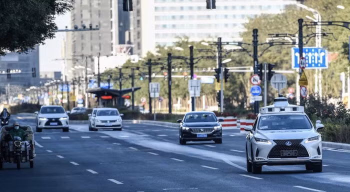 Xe tự lái hoạt động trên đường phố quận Yizhuang, thành phố Bắc Kinh, Trung Quốc. Xe tự lái hoạt động trên đường phố quận Yizhuang, thành phố Bắc Kinh, Trung Quốc.