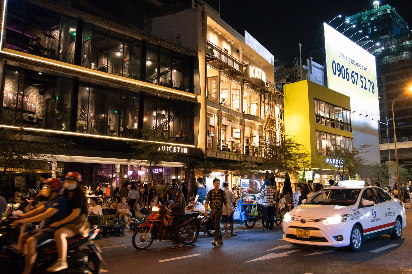 Khoảng 6 tháng trở lại đây, nhiều thương hiệu F&B có tiếng đã tập trung về khu vực này, như Katinat, Juicetin, Passio, Okkio, tạo ra không khí sôi động, nhất là tầm chiều tối, cuối tuần.