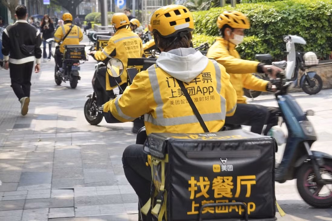 Bán đồ ăn vỉa hè, làm shipper hay phục vụ bàn là các nghề mà giới chức đang gợi ý thanh, thiếu niên Trung Quốc có bằng cấp nhưng thất nghiệp nên làm để kiếm tiền vào lúc này. Ảnh: Reuters.