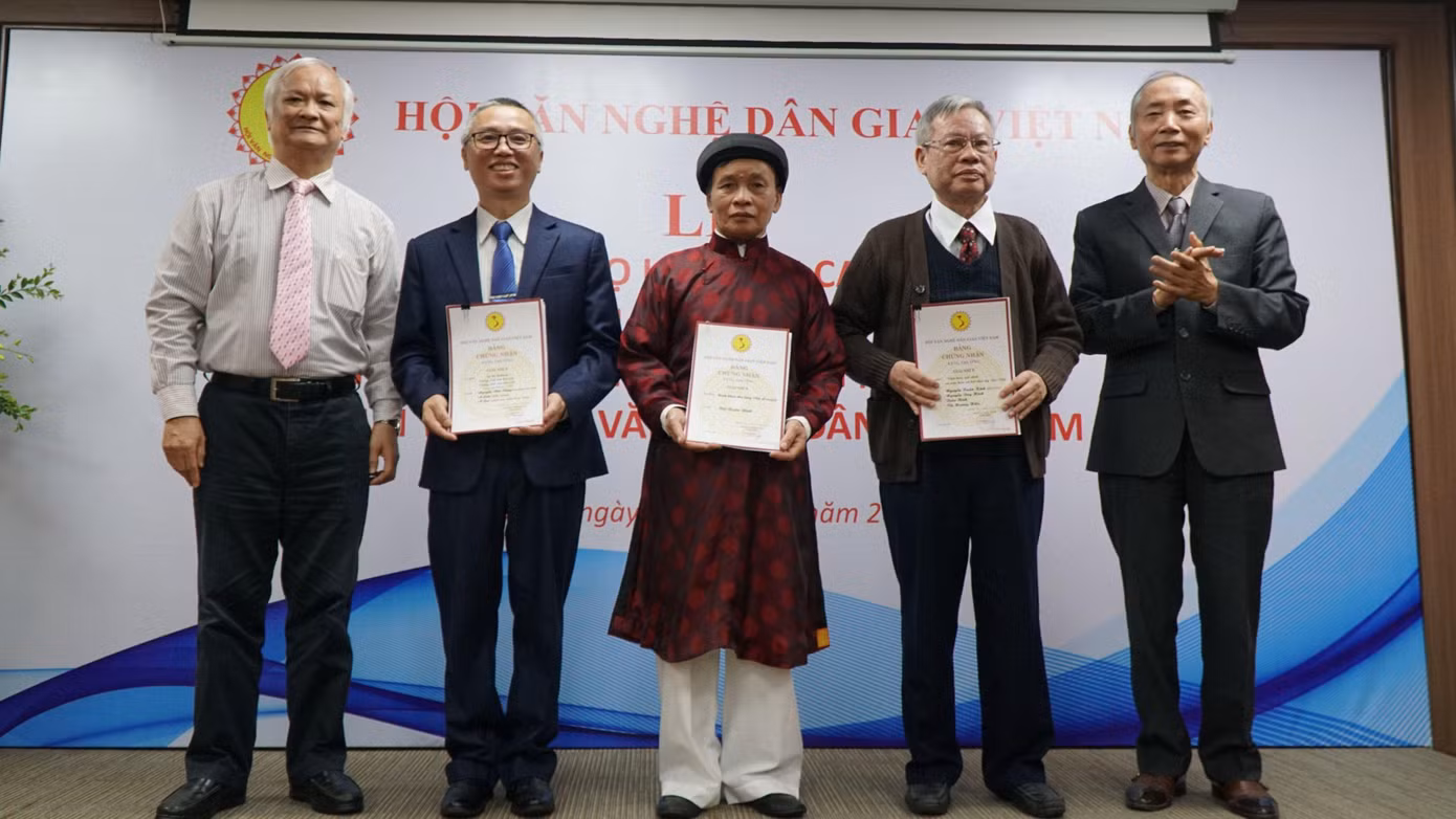 GS.TS Lê Hồng Lý, Chủ tịch Hội Văn nghệ dân gian Việt Nam trao giải Nhì B cho các tác giả công trình văn nghệ dân gian xuất sắc. Ảnh: Thảo Quyên.