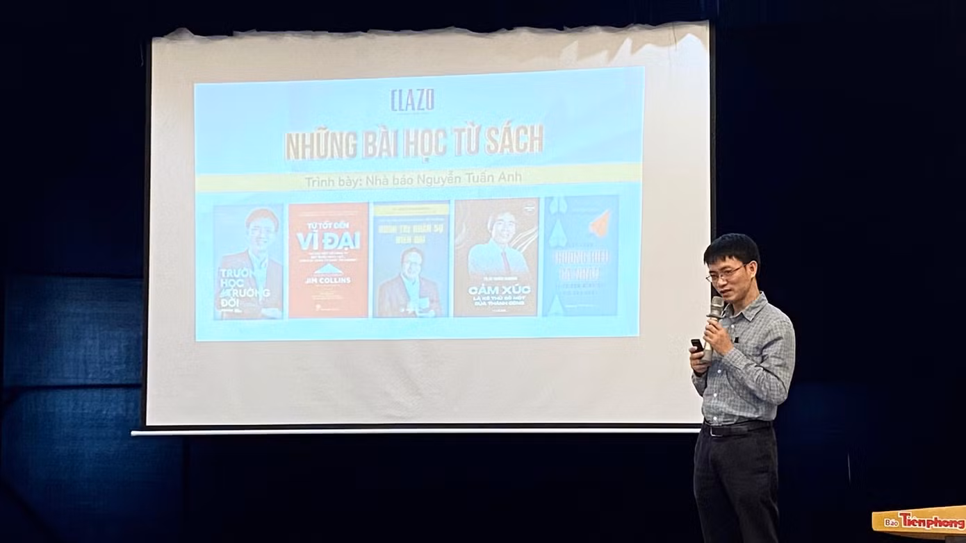 Nhà báo Nguyễn Tuấn Anh chia sẻ về lợi ích lớn nhất của việc đọc sách, phương pháp tự học trong bối cảnh hiện nay... tại Ngày hội học đọc và chia sẻ sách hay. Ảnh: Gia Linh.
