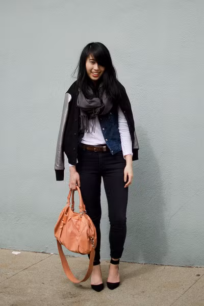 Áo sơ mi kẻ đang là xu hướng được nhiều bạn gái yêu thích. Set đồ jean kết hợp với sơ mi kẻ là lựa chọn hoàn hảo cho những cô nàng năng động. Mix quần jeans với áo sơ mi họa tiết vừa giúp bạn giữ được vẻ ngọt ngào, duyên dáng những cũng rất khỏe khoắn và năng động.