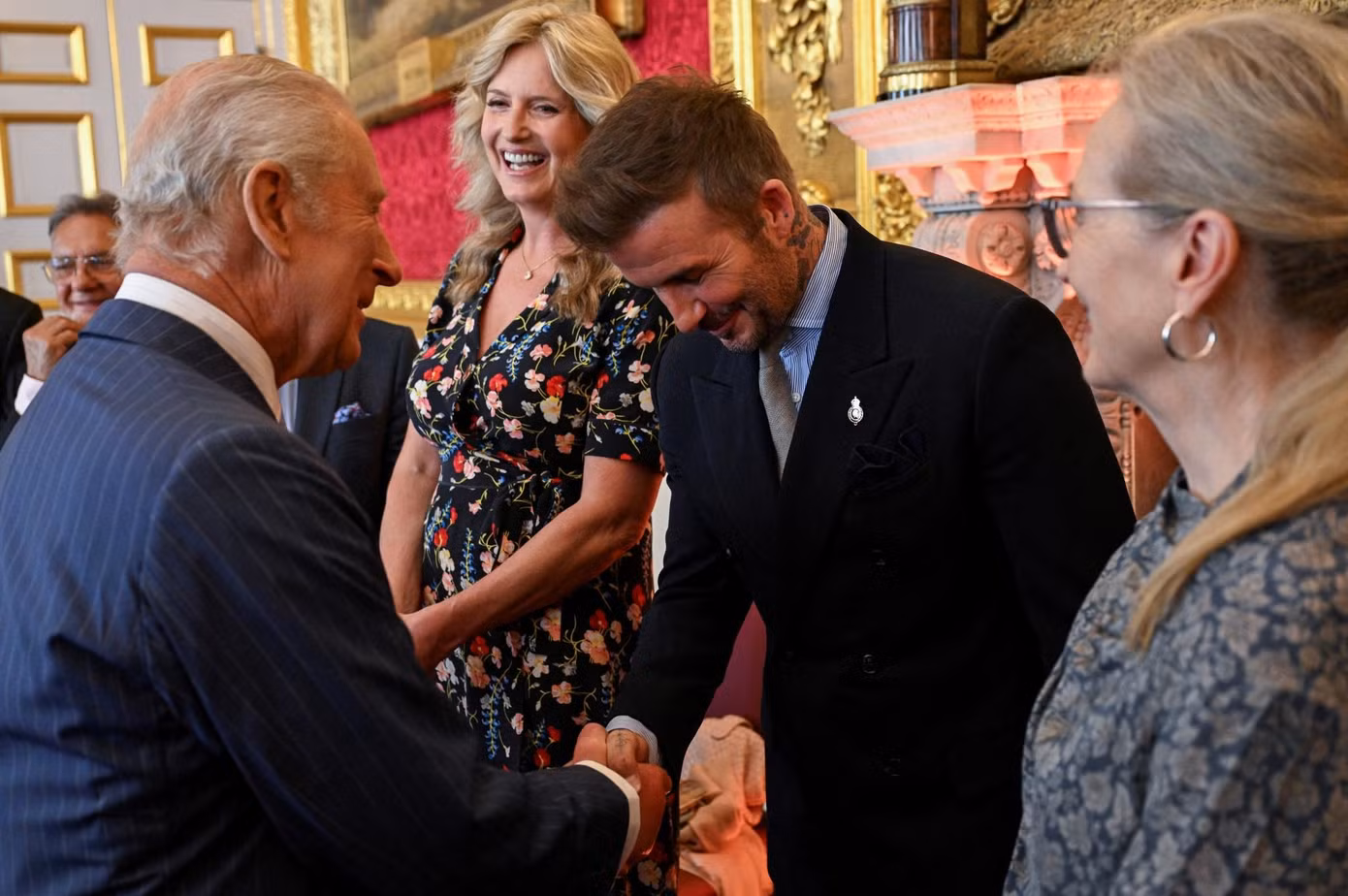 Tước hiệp sĩ là món quà mừng sinh nhật lần thứ 50 mà Vua Charles dành cho David Beckham. Ảnh: Getty Images.