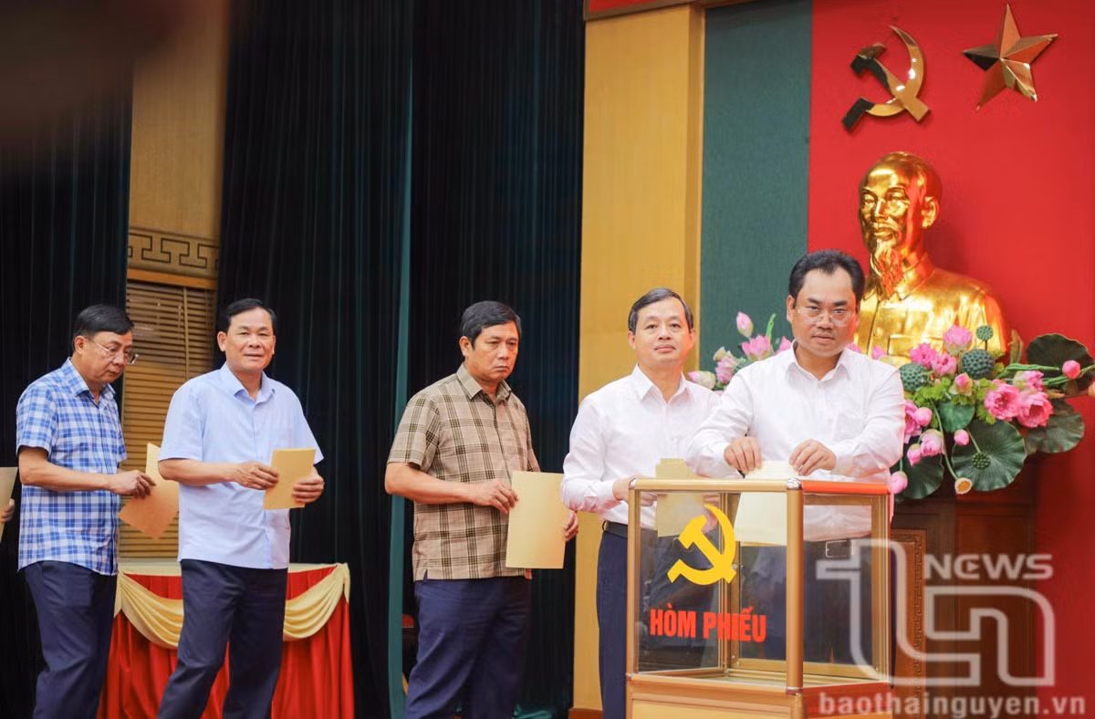 Các đồng chí lãnh đạo bỏ phiếu thực hiện quy trình công tác cán bộ. Các đồng chí lãnh đạo bỏ phiếu thực hiện quy trình công tác cán bộ.