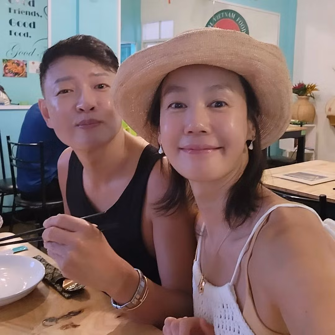 Cô có cuộc hôn nhân viên mãn với nam diễn viên Kim Ho Jin. Con gái đã lớn nên họ dành nhiều thời gian để đi du lịch, tận hưởng cuộc sống.
