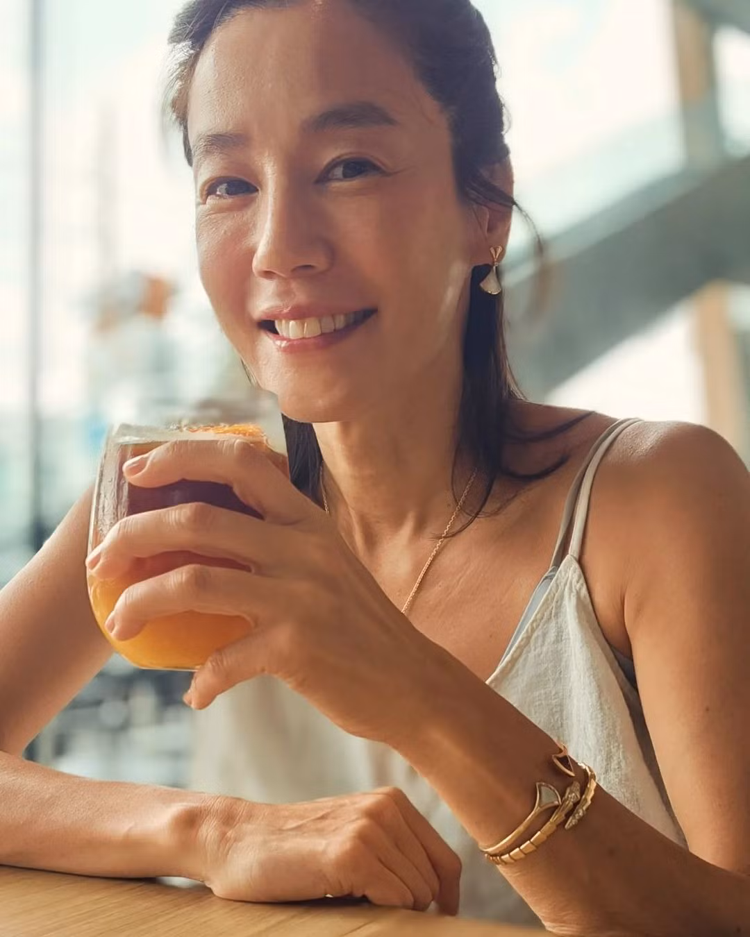 Gương mặt Ji Ho đã xuất hiện dấu vết tuổi tác nhưng cô vẫn trẻ hơn so với tuổi thật. Vóc dáng mảnh mai, săn chắc khiến không ít khán giả ngưỡng mộ.