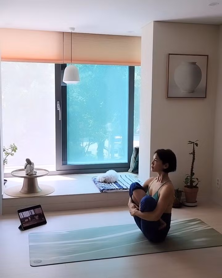 Bí quyết giữ gìn vóc dáng không tuổi của Ji Ho là tập yoga. Cô thực hiện được nhiều động tác khó.