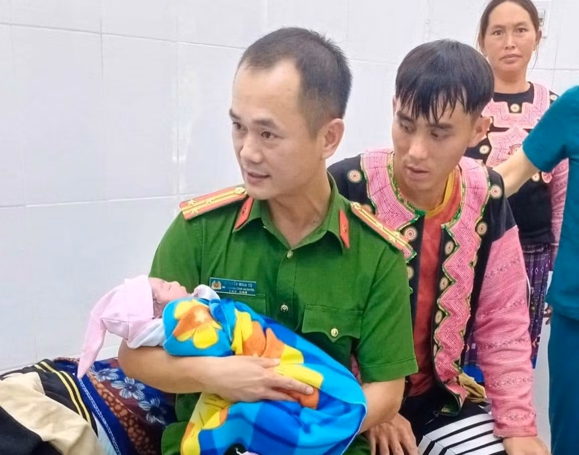 Thượng tá Nguyễn Minh Tú đỡ đẻ ngay trên ô tô. Ảnh: CACC.