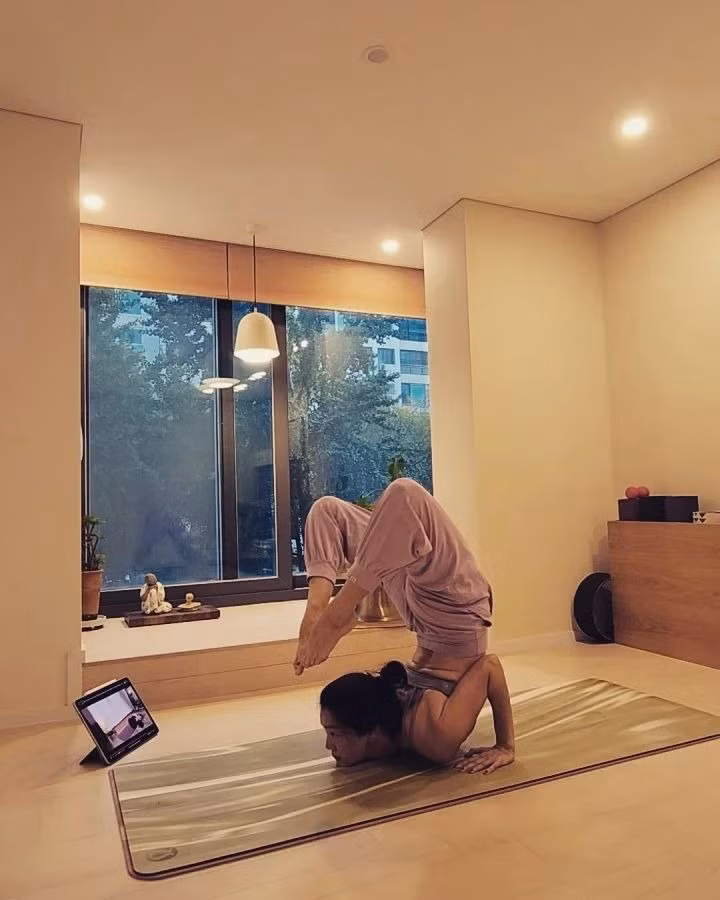 Bí quyết giữ gìn vóc dáng không tuổi của Ji Ho là tập yoga. Cô thực hiện được nhiều động tác khó.