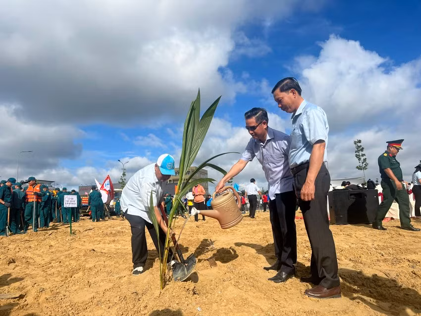 Bí thư quận 7 Võ Khắc Thái trồng cây dọc khu vực đường Nguyễn Văn Linh. Bí thư quận 7 Võ Khắc Thái trồng cây dọc khu vực đường Nguyễn Văn Linh.