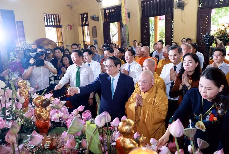 Hình ảnh Thủ tướng Phạm Minh Chính và các Chư tôn Giáo phẩm cùng các đại biểu thực hiện nghi thức Tắm Phật tại chùa Quán Sứ, Hà Nội. (Ảnh: Dương Giang/TTXVN)