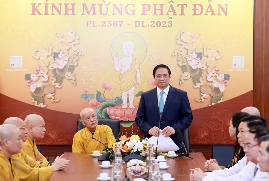 Thủ tướng Phạm Minh Chính chúc mừng các Chư tôn Giáo phẩm Giáo hội Phật giáo Việt Nam nhân dịp Đại lễ Phật đản. (Ảnh: Dương Giang/TTXVN)
