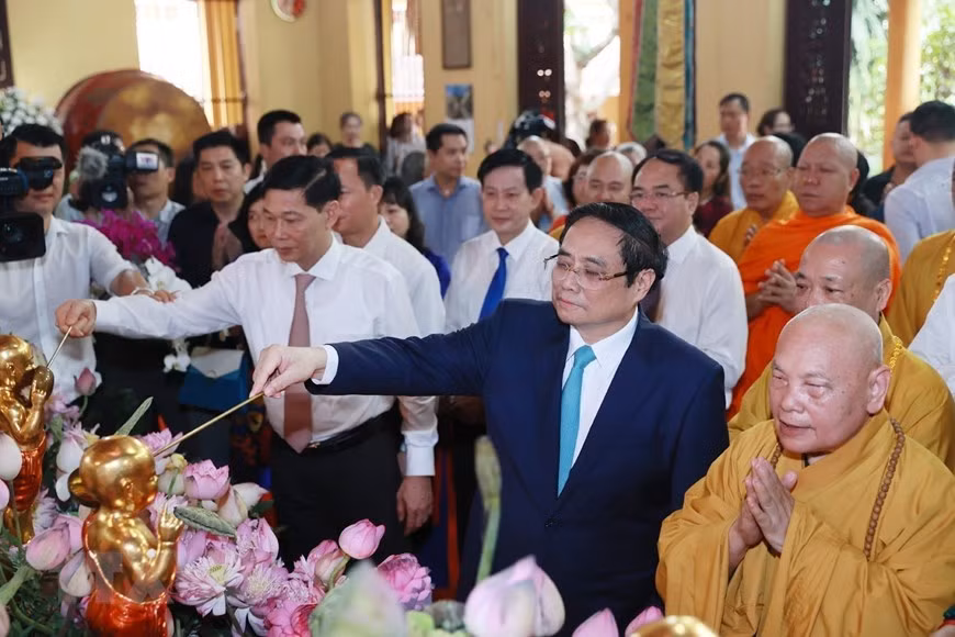 Thủ tướng Phạm Minh Chính và các Chư tôn Giáo phẩm cùng các đại biểu thực hiện nghi thức Tắm Phật tại chùa Quán Sứ, Hà Nội. (Ảnh: Dương Giang/TTXVN)