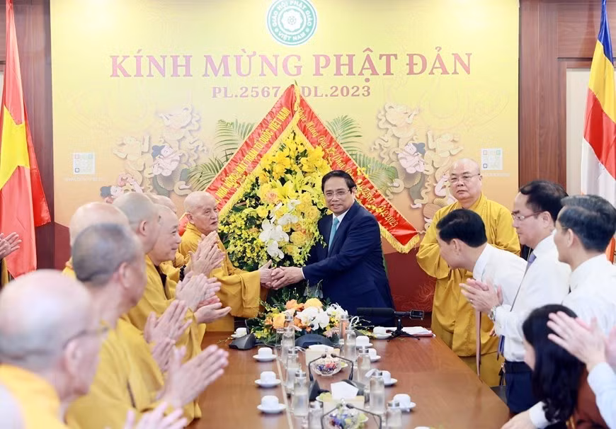 Thủ tướng Phạm Minh Chính chúc mừng các Chư tôn Giáo phẩm Giáo hội Phật giáo Việt Nam. (Ảnh: Dương Giang/TTXVN)