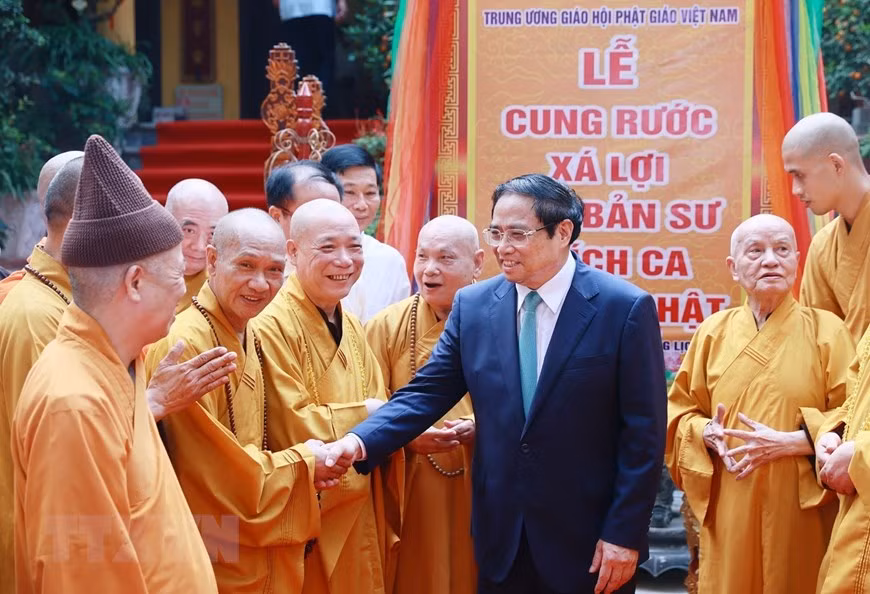 Thủ tướng Phạm Minh Chính thăm, chúc mừng các Chư tôn Giáo phẩm Giáo hội Phật giáo Việt Nam. (Ảnh: Dương Giang/TTXVN)