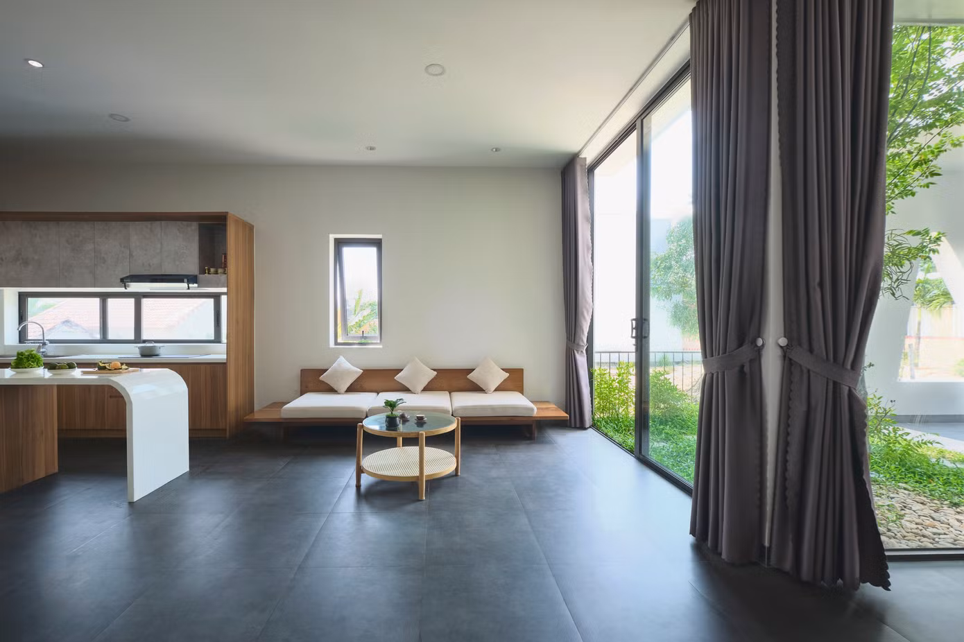 Nội thất căn nhà sử dụng những vật liệu tự nhiên thân thuộc nhằm mang đến cảm giác ấm cúng cho các không gian sinh hoạt chung. Tiết giảm trang trí để làm nổi bật lên tất cả các nét đẹp mộc mạc, tự nhiên của căn nhà.
