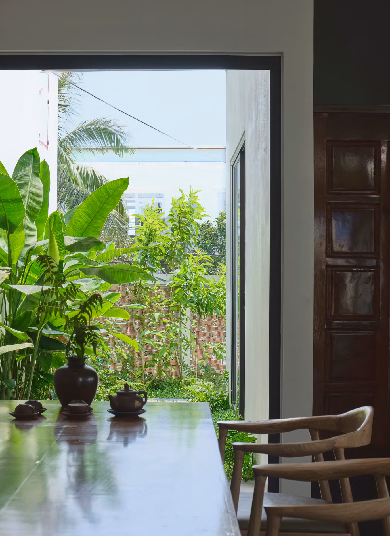 Sở hữu diện tích xây dựng không quá lớn nhưng nhờ cách bố trí và xử lý không gian khéo léo mà căn nhà luôn mang đến cho ta cảm giác thoải mái và thư thái mỗi khi bước vào.