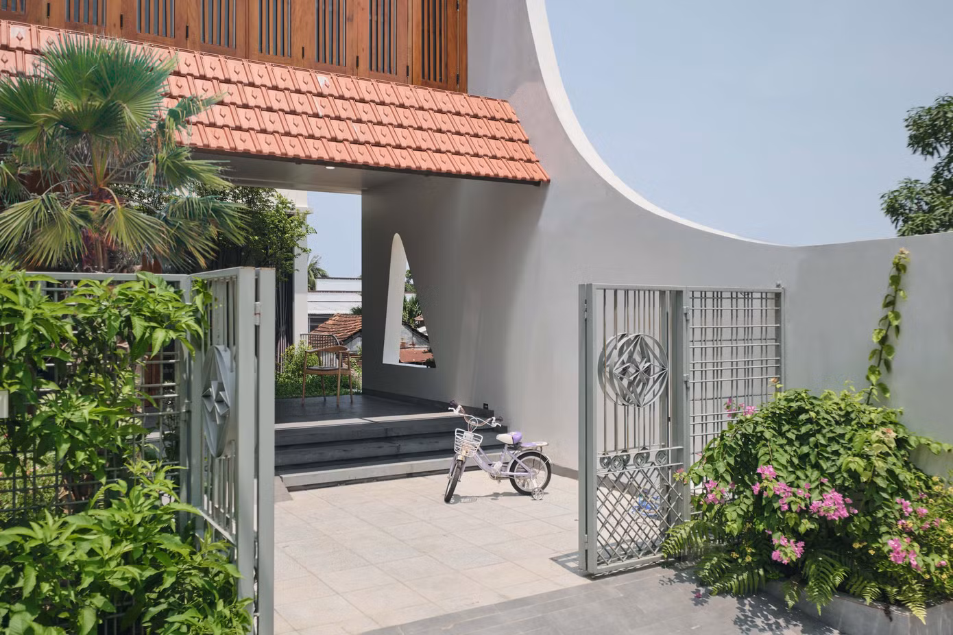 Vì mặt tiền hướng Tây khá nóng nên các KTS đã đưa ra giải pháp lùi không gian sử dụng vào phía trong, tận dụng tối đa các không gian mở để ánh sáng và gió tự nhiên có thể len lỏi đến mọi ngóc ngách của căn nhà.