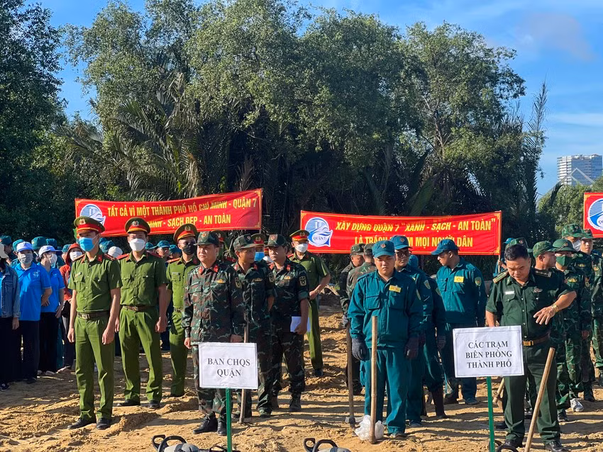 Đại diện Quận ủy, UBND quận 7, Ban chỉ huy quân sự quận 7 phát động hoạt động chỉnh trang, xây dựng diện mạo đô thị. Đại diện Quận ủy, UBND quận 7, Ban chỉ huy quân sự quận 7 phát động hoạt động chỉnh trang, xây dựng diện mạo đô thị.