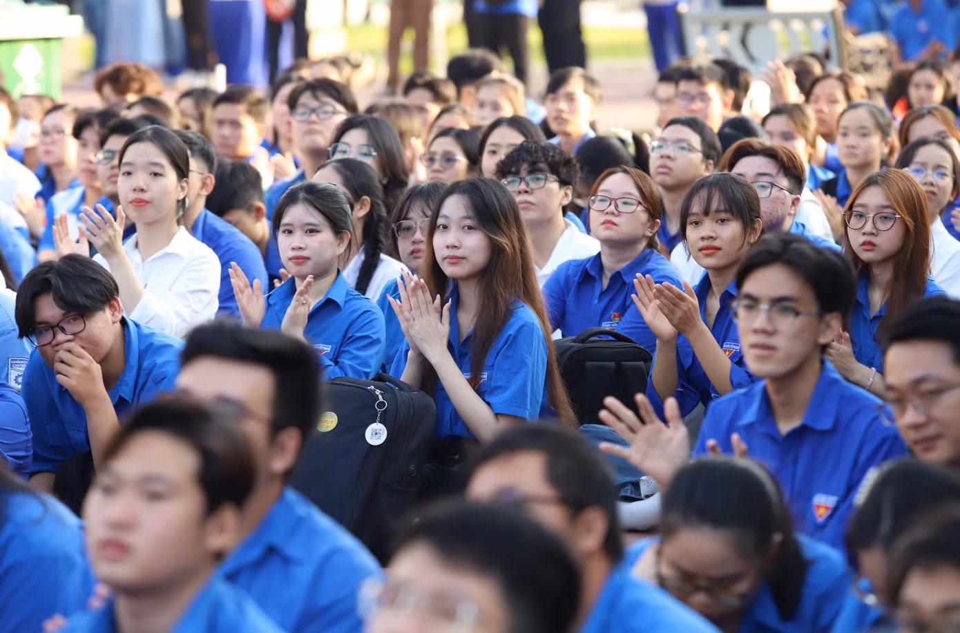 Khoảng 2.000 bạn trẻ hào hứng tham gia hoạt động mở màn Tháng Thanh niên của TPHCM.