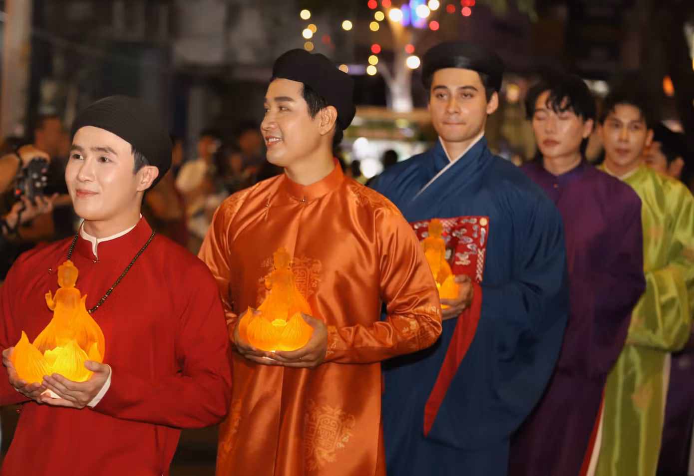 Diễn viên Huỳnh Lập, MC Nguyên Khang, nam vương Tuấn Ngọc hoan hỉ được góp sức trong hoạt động kính mừng Phật đản.