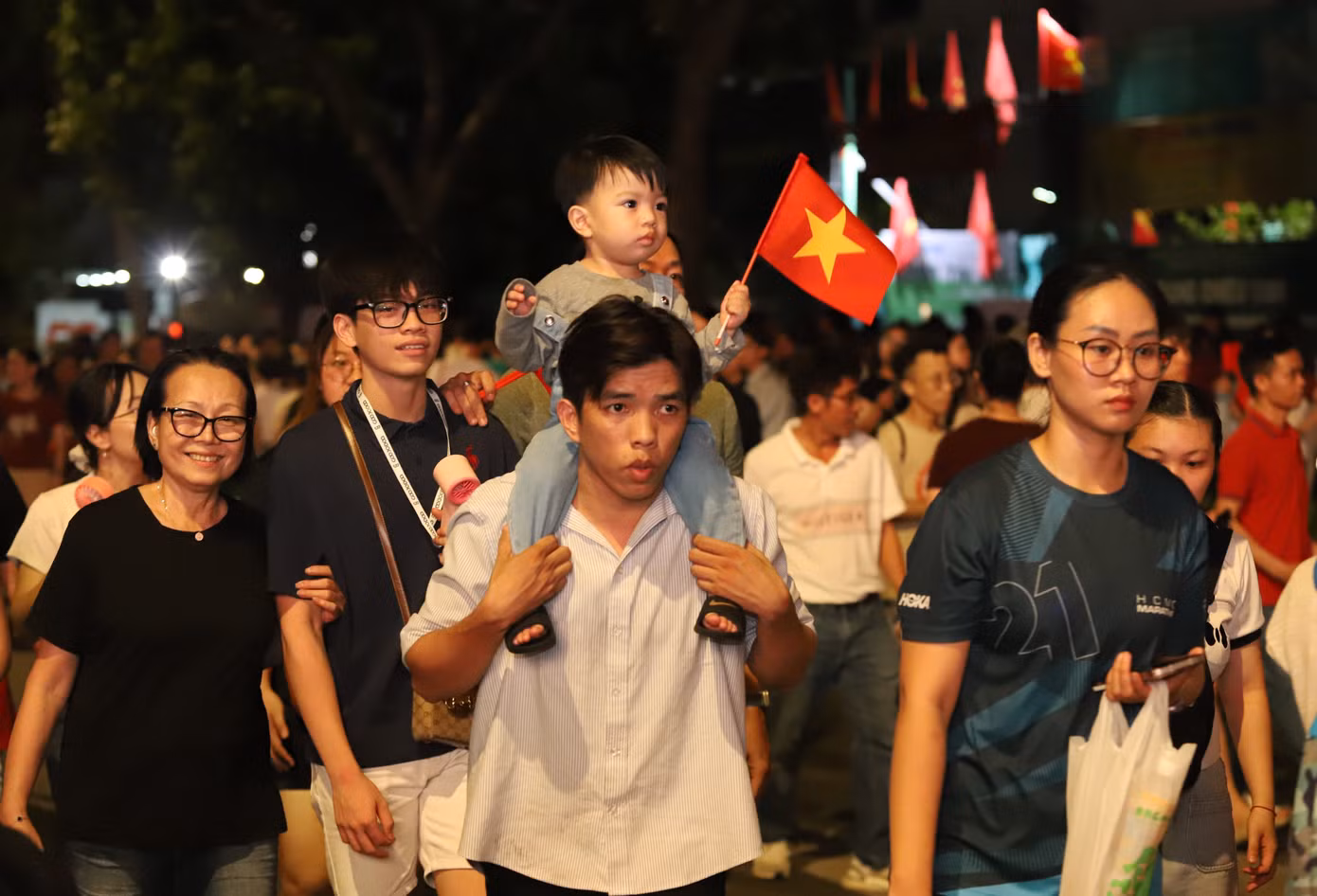 Người dân trật tự, vui vẻ trở về sau khi xem sơ duyệt tối 25/4. Ảnh: Ngô Tùng