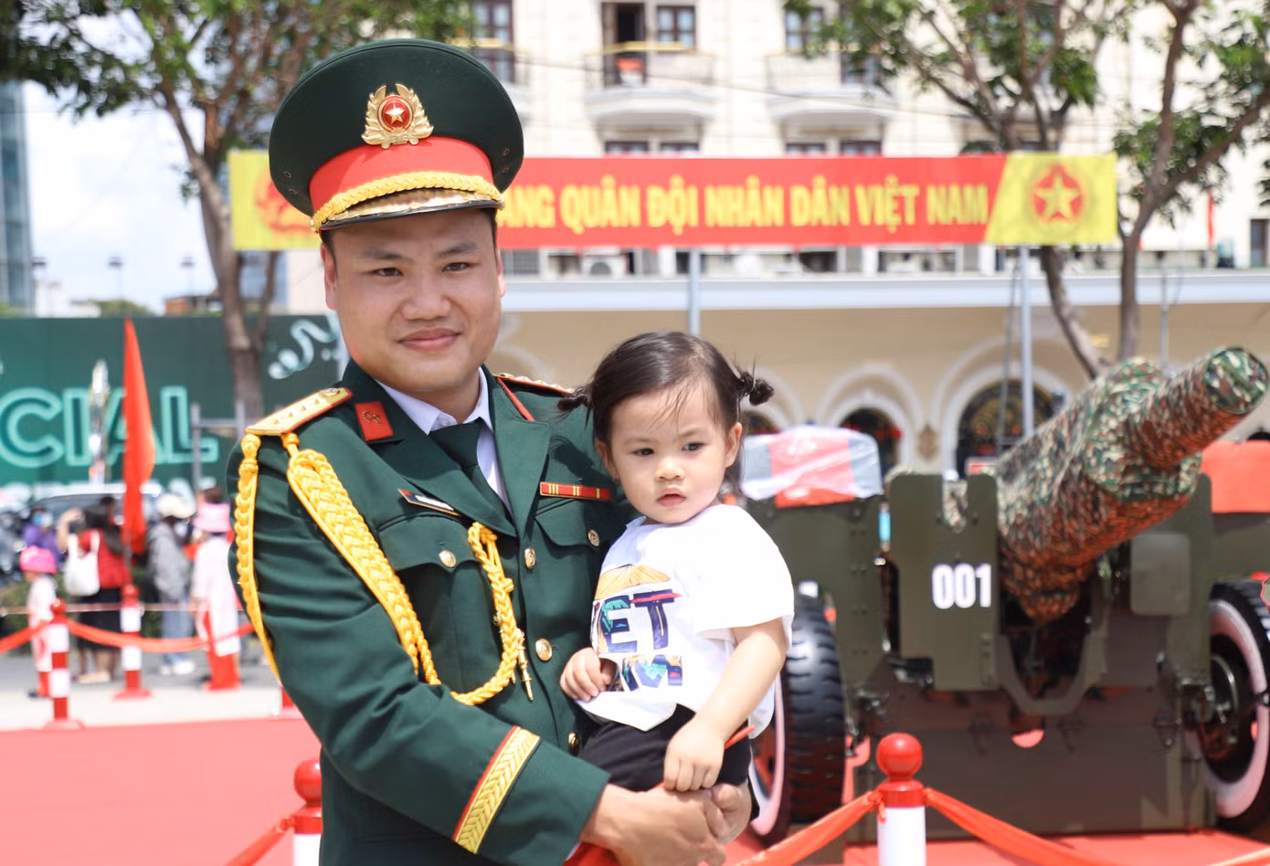 Hình ảnh vừa trang trọng vừa thân thuộc của người quân nhân Quân đội Việt Nam anh hùng đã tạo sự quý mến, thiện cảm đối với nhiều người.