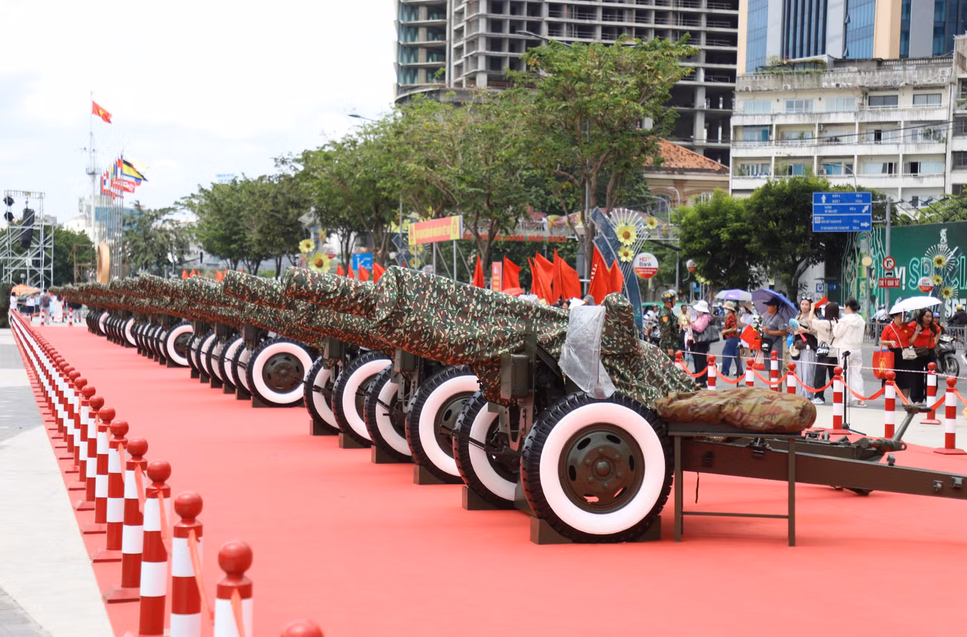 Trận địa pháo lễ đã được Lữ đoàn 96 (Binh chủng Pháo binh) thực hiện lắp đặt tại Công viên Bến Bạch Đằng vào khuya ngày 6/4, để phục vụ cho Lễ kỷ niệm 50 năm thống nhất đất nước.