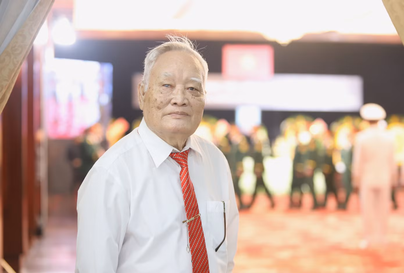 Ông Nguyễn Xuân Bao đến viếng người đồng đội, đồng nghiệp, đồng môn Trần Đức Lương. Ảnh: Ngô Tùng