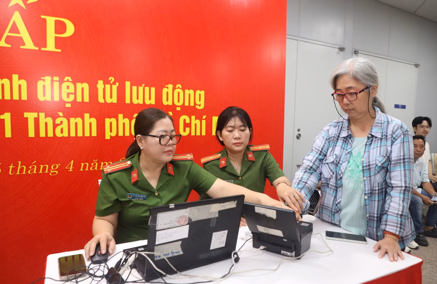 Bà Thu Hương (ngụ quận 4) cho biết, thời gian trước đã nghe thông báo làm tài khoản định danh nhưng do thời điểm đó bà bị ốm nên không thực hiện được. Hôm nay, nghe bạn bè thông tin chương trình này nên đã đến làm. "Tôi lớn tuổi rồi, những công nghệ điện tử tôi không rành nên cũng lúng túng, tính không làm nhưng sợ sau này phiền hà khi thực hiện các thủ tục nên cũng ráng gom góp mua điện thoại thông minh để làm" - bà Hương chia sẻ.