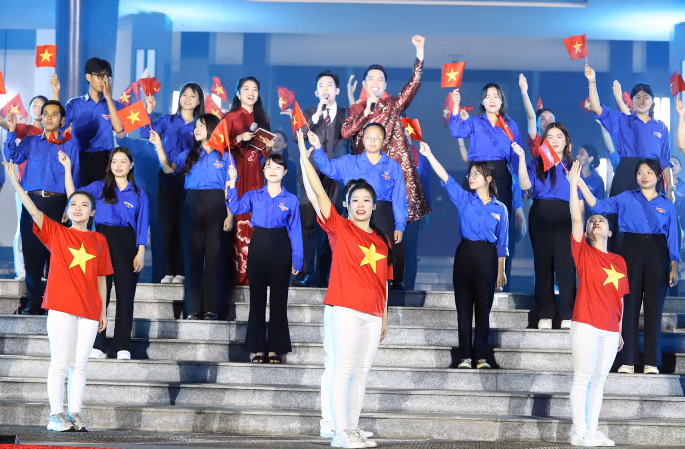 Cũng trong không khí sôi nổi hướng đến ngày lễ trọng đại của đất nước, ngay tại Dinh Độc Lập, các cơ quan, ban ngành của Trung ương và TPHCM đã tổ chức nhiều chương trình nghệ thuật, chương trình giao lưu tiếp lửa truyền thống với sự tham dự của chính những người anh hùng làm nên những chiến thắng vẻ vang trong lịch sử dân tộc ta. Trong ảnh: Chương trình Những bước chân Việt Nam với chủ đề Đường tới hòa bình do Hội Cựu chiến binh Việt Nam phối hợp Đài truyền hình TPHCM tổ chức mới đây.